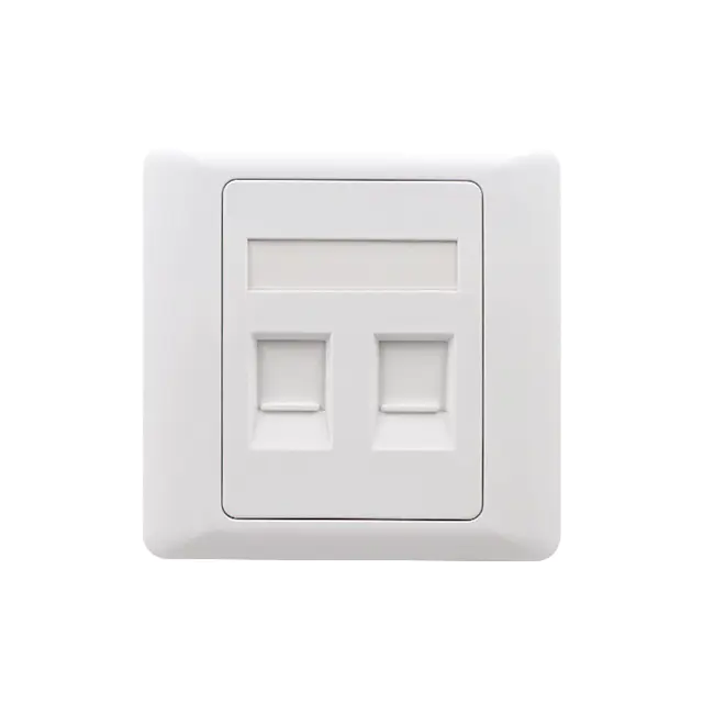 Apa keuntungan menggunakan faceplates jaringan dengan jack modular atau sisipan untuk penyesuaian yang lebih mudah?